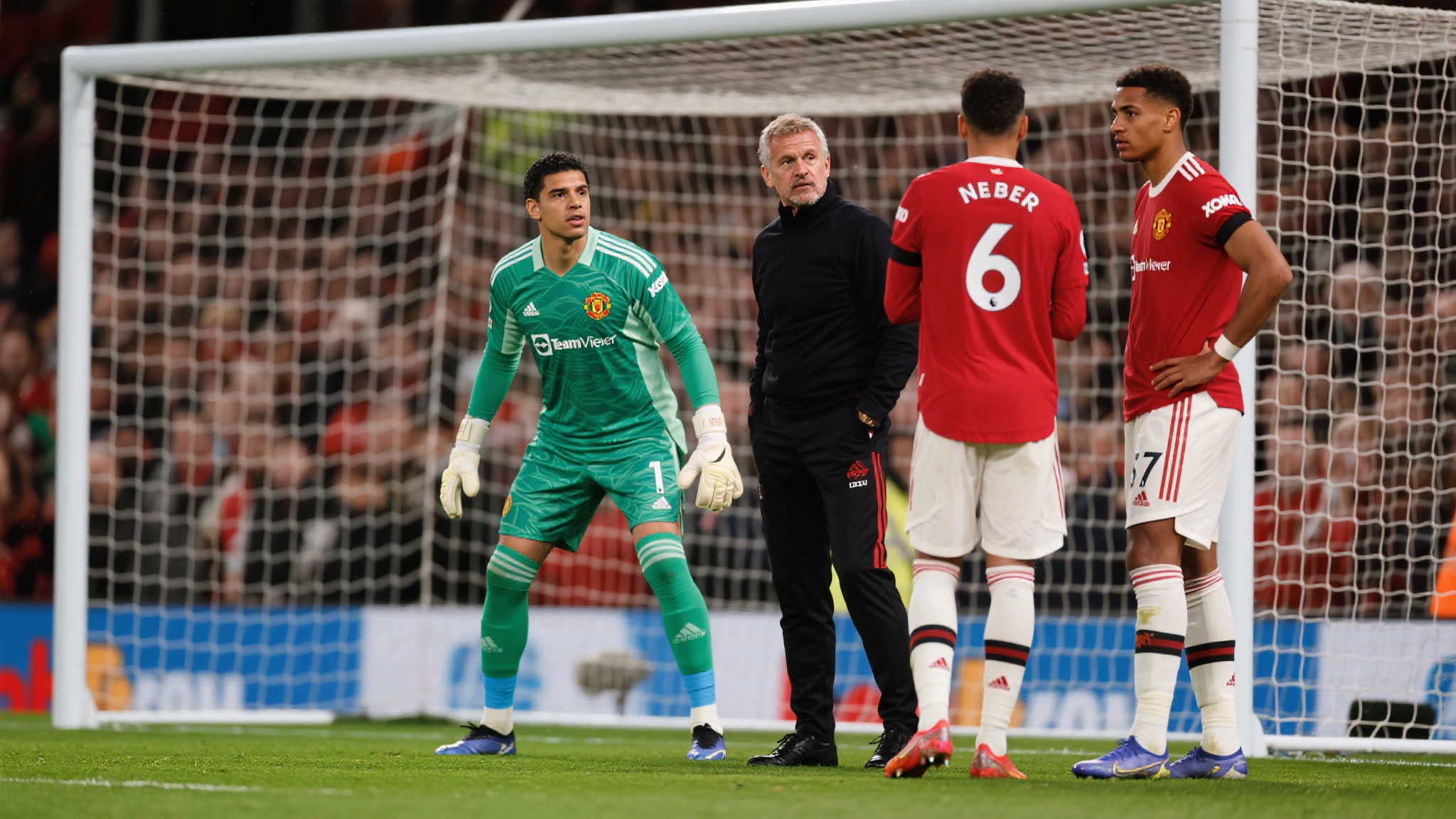 奥纳纳决心留守曼联,誓言向主帅阿莫林展现实力 奥纳纳决心留守曼联,誓言向主帅阿莫林展现实力